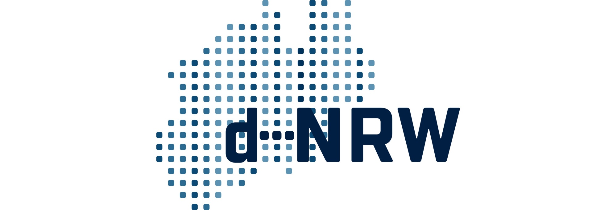 Logo aus unterschiedlich blau gefärbten quadratischen Pixeln, die die Umrisse von Nordrhein-Westfalen formen. Darüber liegt der dunkelblaue Schriftzug ‚d:NRW‘.