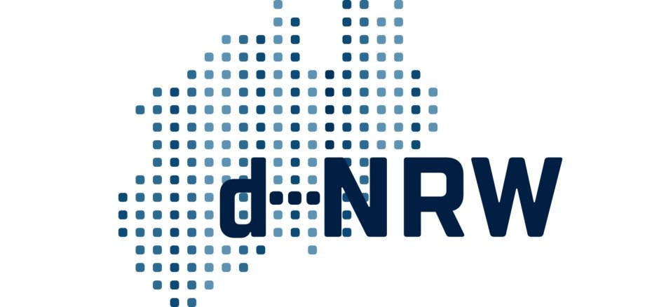 Logo aus unterschiedlich blau gefärbten quadratischen Pixeln, die die Umrisse von Nordrhein-Westfalen formen. Darüber liegt der dunkelblaue Schriftzug ‚d:NRW‘.