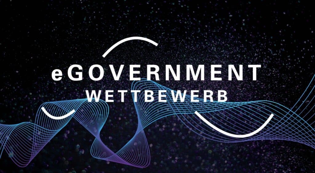 Grafik mit dem Schriftzug ‚eGovernment Wettbewerb‘ vor einem dunklen Hintergrund mit schimmernden Partikeln und geschwungenen, lichtähnlichen Linien in Blau und Lila.