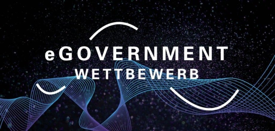 Grafik mit dem Schriftzug ‚eGovernment Wettbewerb‘ vor einem dunklen Hintergrund mit schimmernden Partikeln und geschwungenen, lichtähnlichen Linien in Blau und Lila.