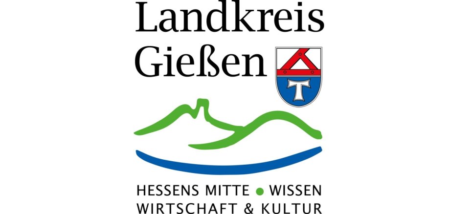 Logo des Landkreises Gießen mit Schriftzug ‚Landkreis Gießen‘, einem Wappen rechts daneben sowie grünen Hügel- und blauen Linien unter dem Text. Darunter steht: ‚Hessens Mitte • Wissen Wirtschaft & Kultur‘.